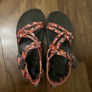 Chaco Girls coral triangle Size 13